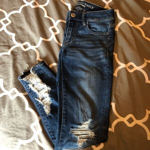 American Eagle distressed jegging crop